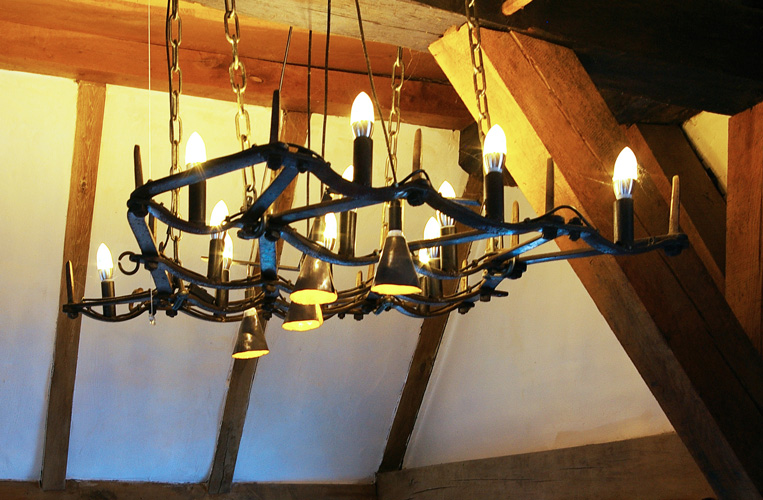 Kronleuchter, altes landwirtschaftliches Gerät ( Egge )